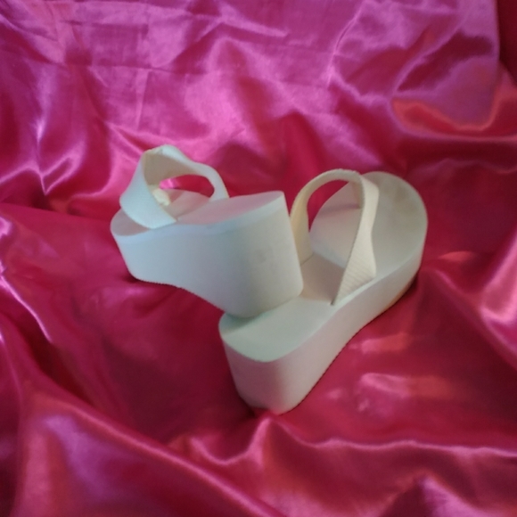 Platform/Pin-up Flip Flop Sandals - Picture 2 of 3